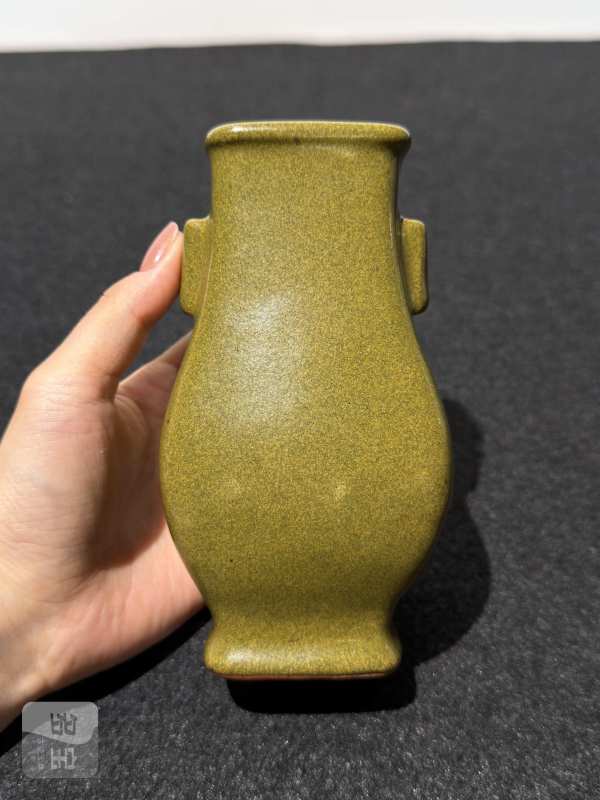 清雍正 茶叶末釉小贯耳瓶 - 图2
